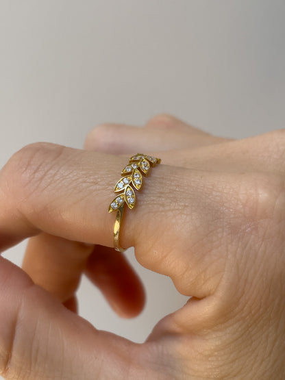 Contemporary leaf band ring in 18ct gold