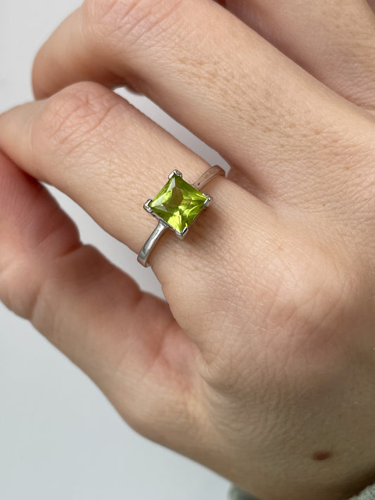 Peridot solitaire ring on 9ct white gold