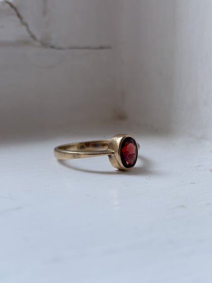 Vintage garnet solitaire ring on 9ct gold