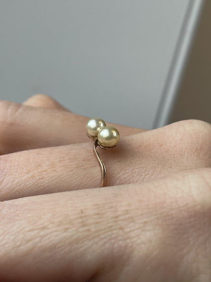 Vintage pearl toi-et-moi ring