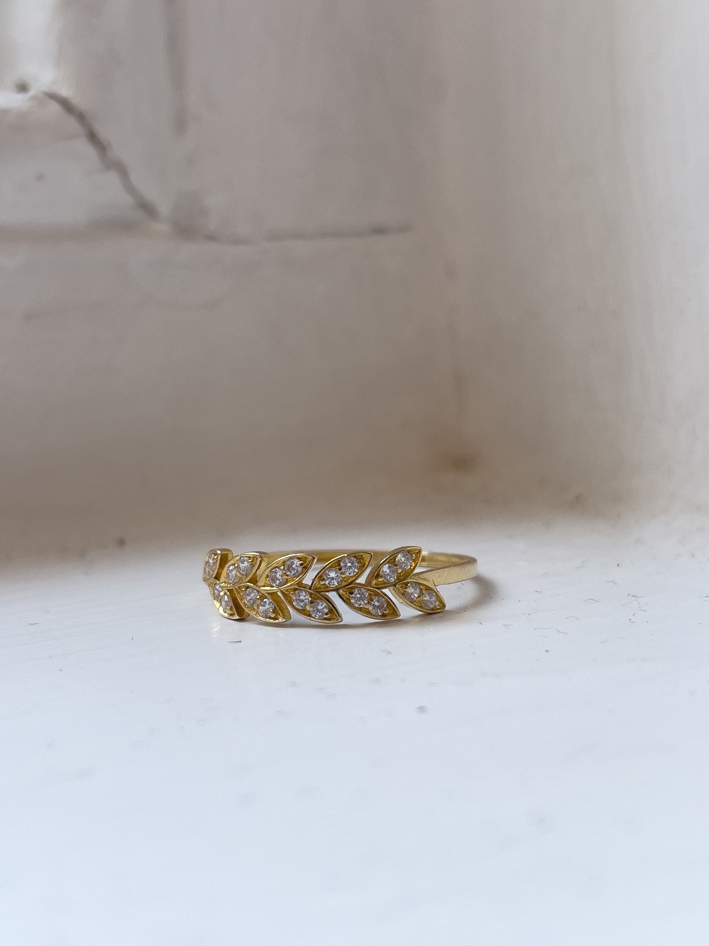 Contemporary leaf band ring in 18ct gold