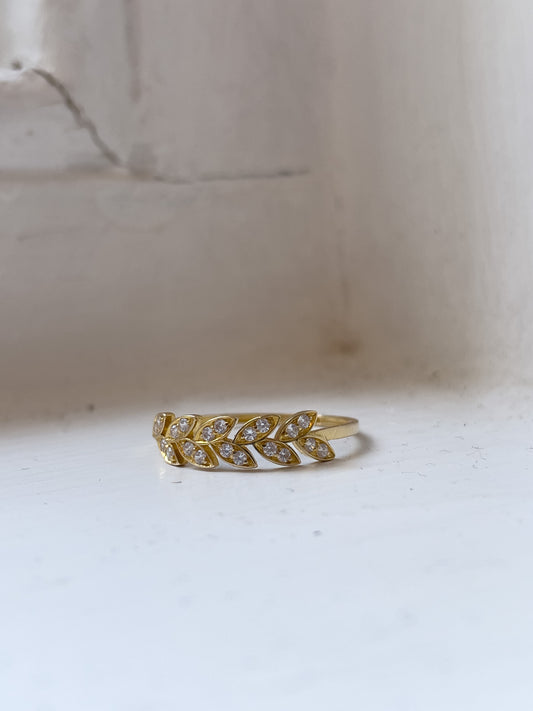 Contemporary leaf band ring in 18ct gold
