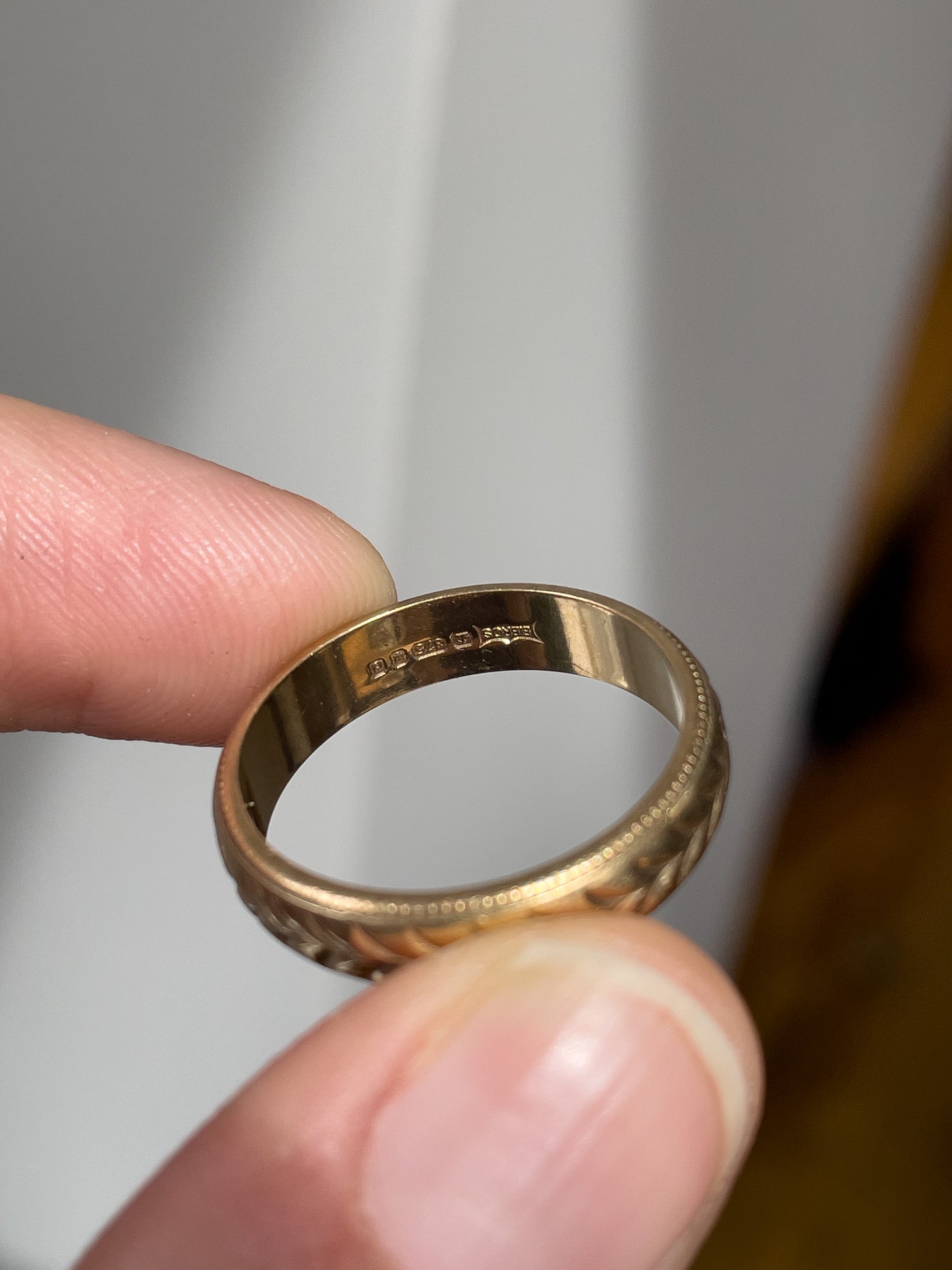 Vintage patterned gold band ring in 9ct gold