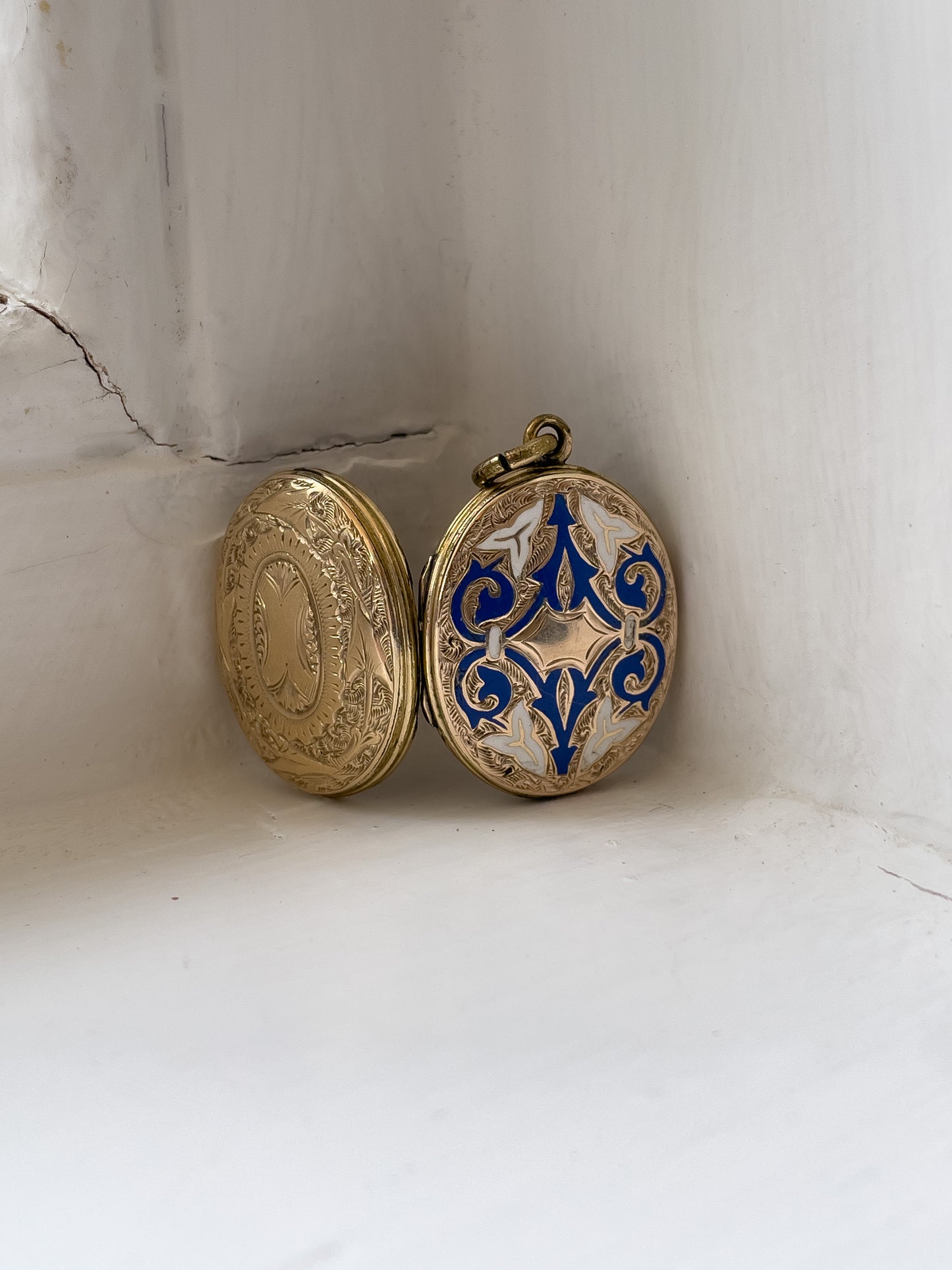 Victorian enamel locket in 9ct gold