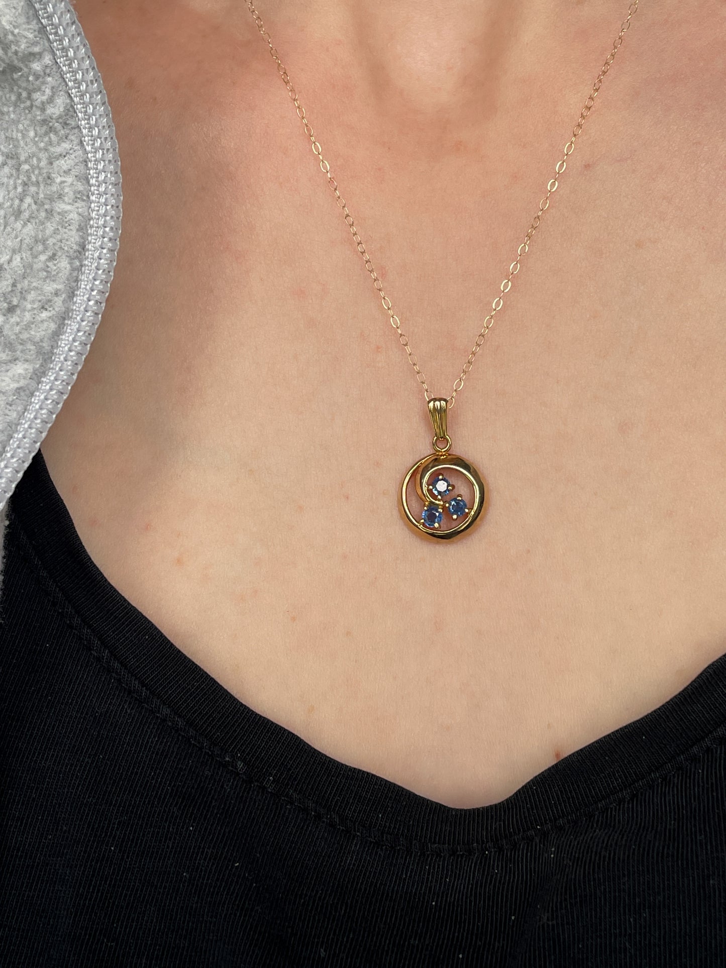 Vintage swirly sapphire necklace pendant on 9ct gold