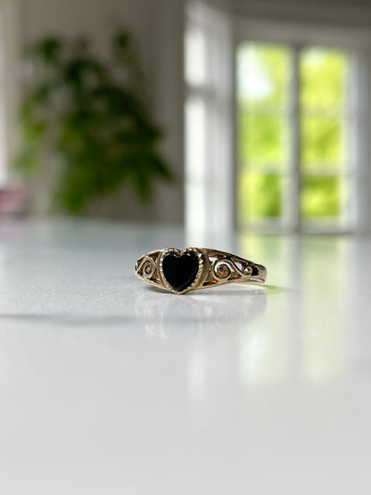 Vintage onyx heart ring on 9ct gold