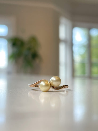 Vintage pearl toi-et-moi ring