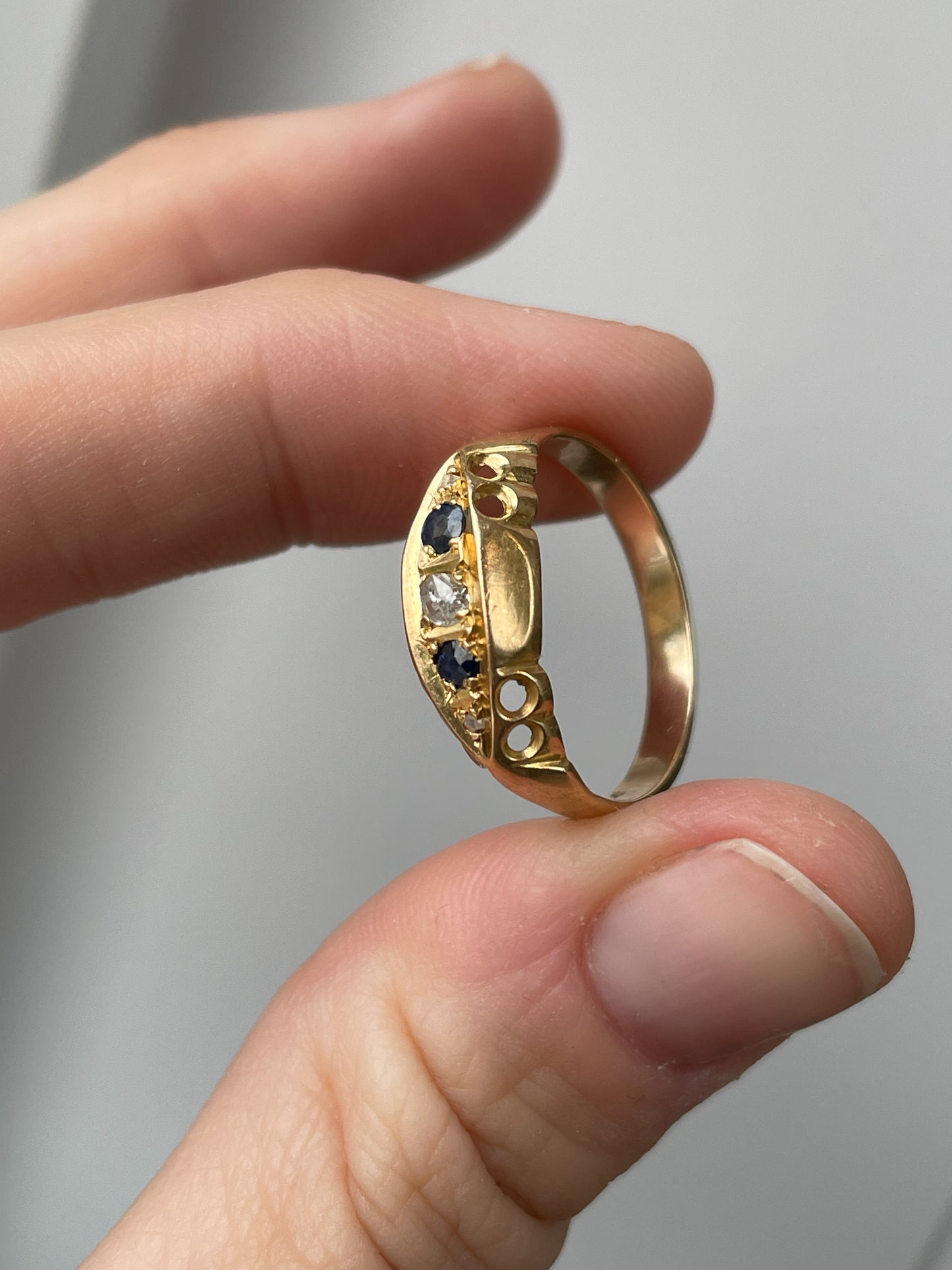 Antique sapphire and diamond boat ring on 9ct gold