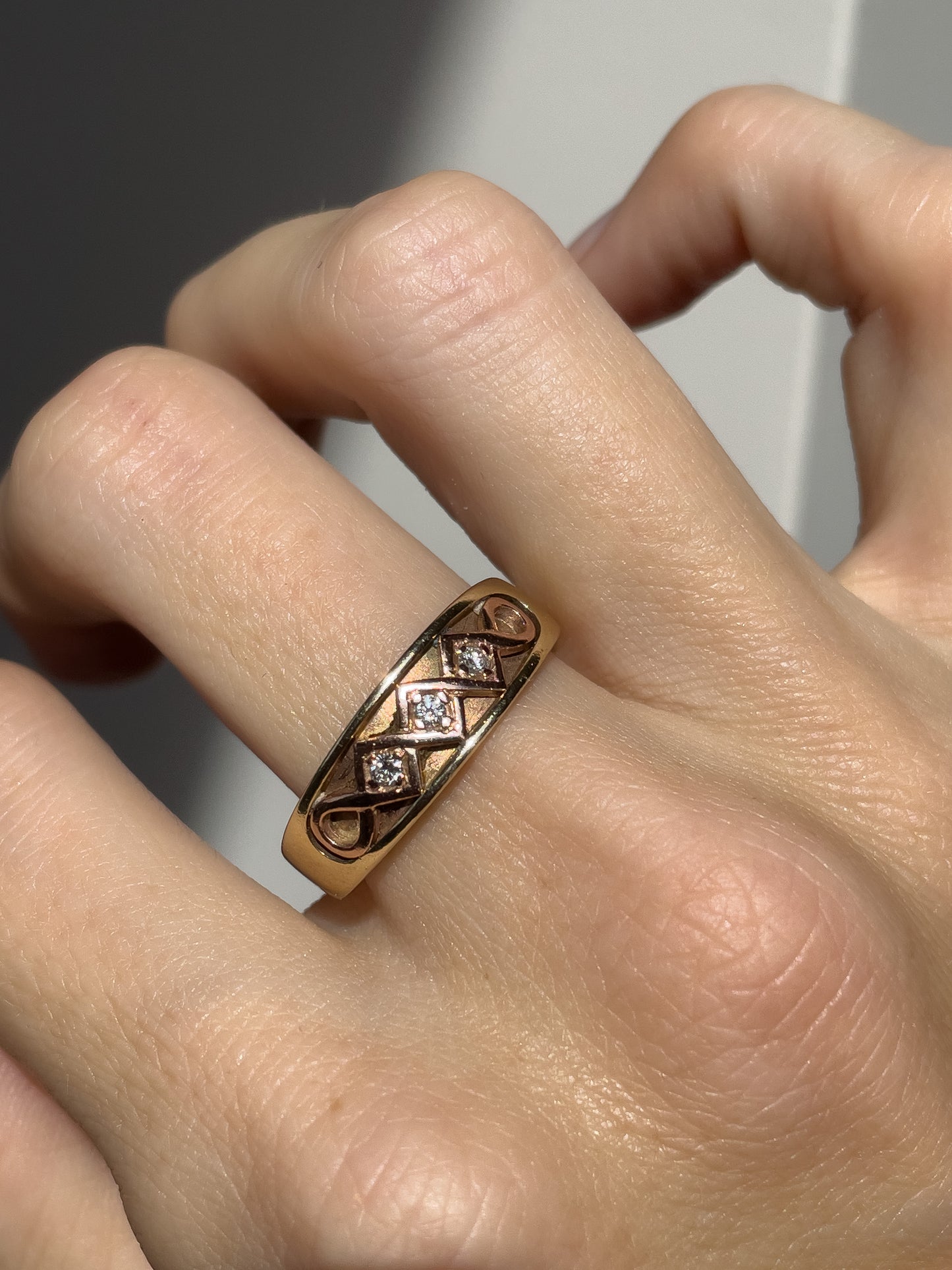 Vintage heavy clogau band with diamonds (9ct gold)