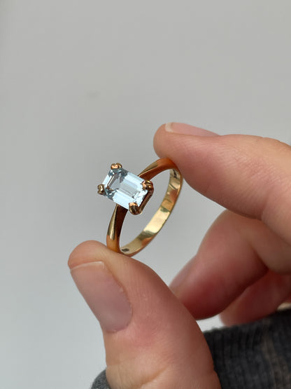 Vintage aquamarine solitaire ring on 9ct gold