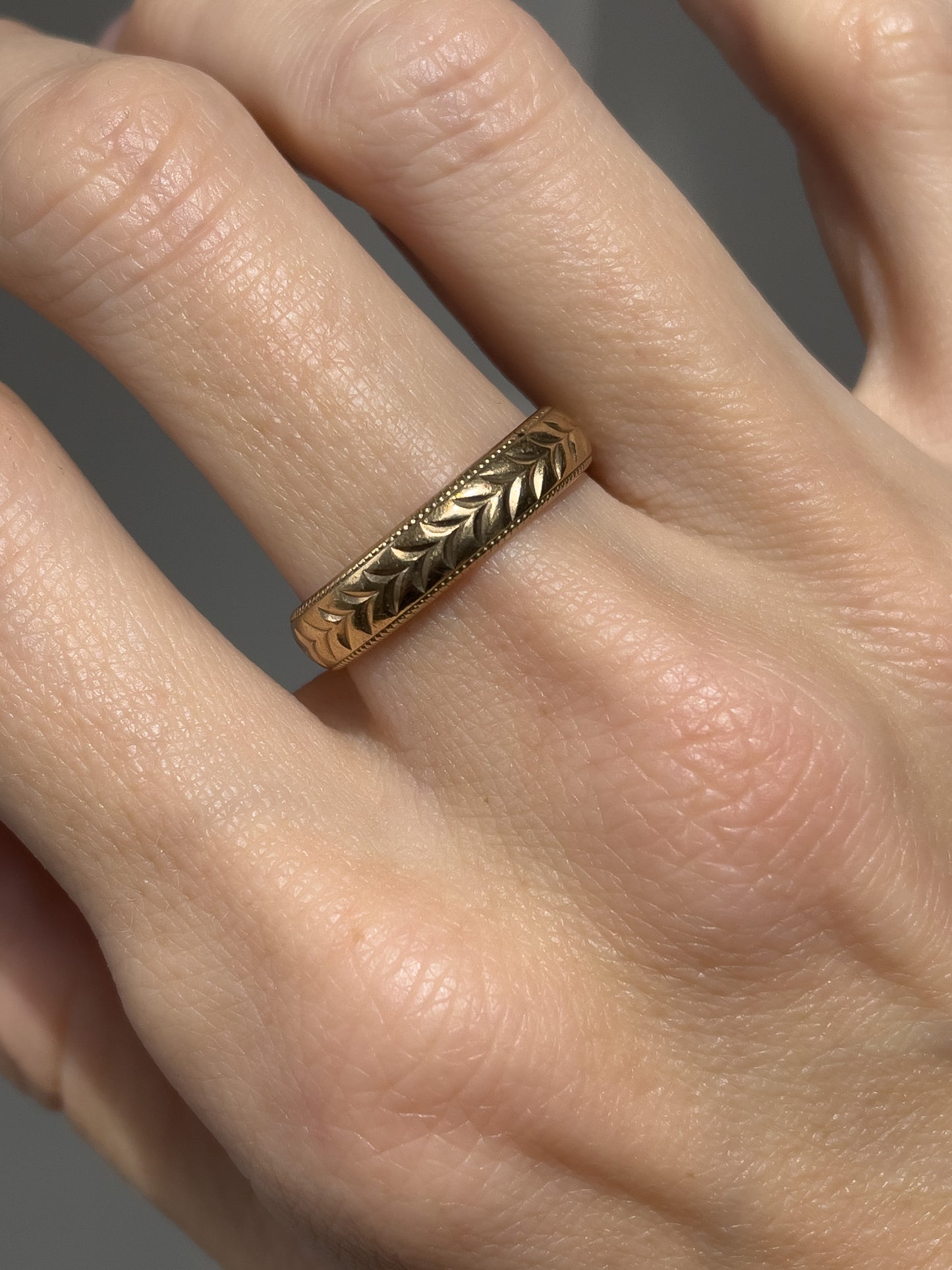 Vintage patterned gold band ring in 9ct gold